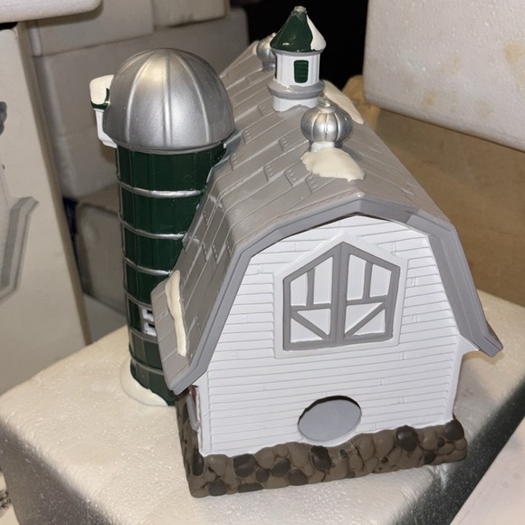 The Original Snow Village "Dairy Barn " - Picture 3 of 6